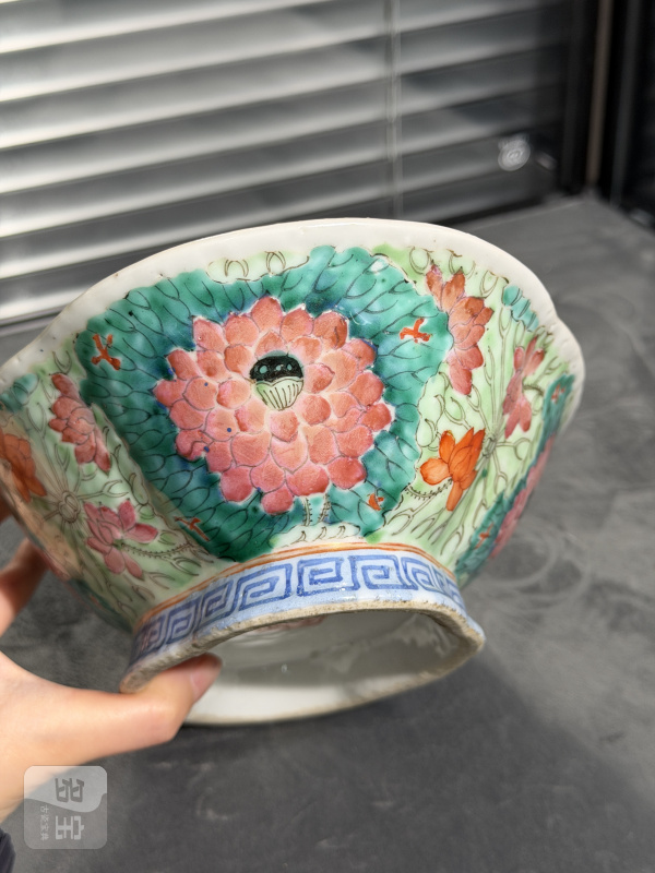 清晚期粉彩莲叶纹海棠形贡碗 - 图8